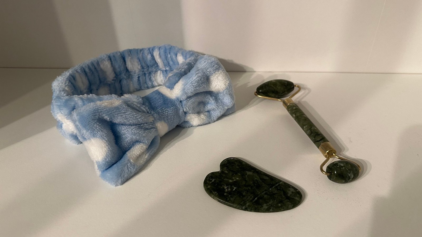 coffret 3 pieces SPA BLEU BLANC Coffret Beauté 3 Pièces – Bandeau Spa + Rouleau de Jade + Pierre Gua Sha (Blanc et Bleu) – Image 1