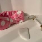 Coffret Beauté 3 Pièces – Bandeau Spa + Rouleau de Jade + Pierre Gua Sha (Blanc et Rose)