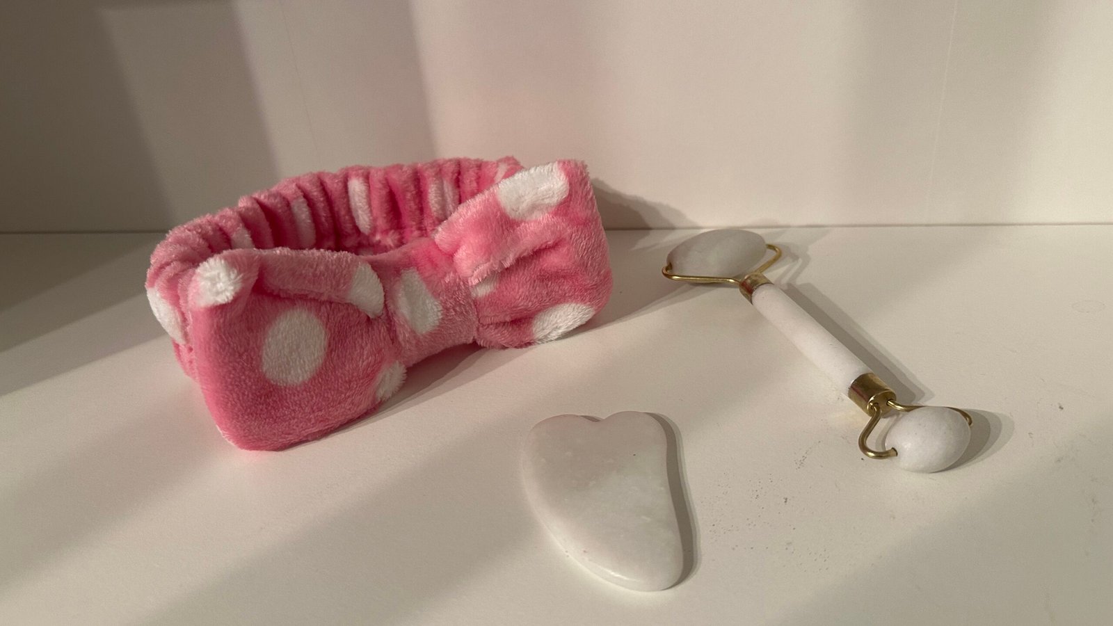 coffret 3 pieces SPA ROSE BLANC Coffret Beauté 3 Pièces – Bandeau Spa + Rouleau de Jade + Pierre Gua Sha (Blanc et Rose) – Image 1
