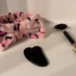 Coffret Beauté 3 Pièces – Bandeau Spa + Rouleau de Jade + Pierre Gua Sha (Noir et Rose)